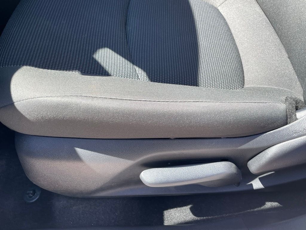 2025 Toyota RAV4 LE - WIRELESS APPLE CARPLAY / 30 MPG