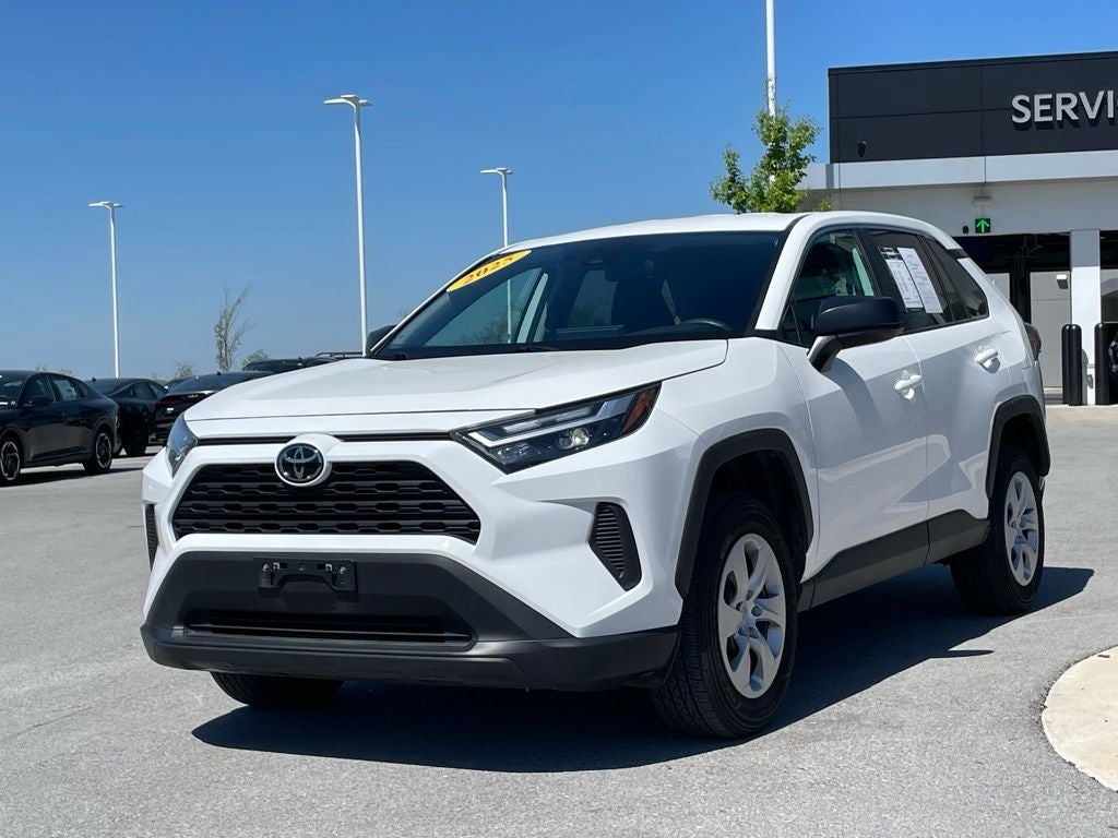 2025 Toyota RAV4 LE - WIRELESS APPLE CARPLAY / 30 MPG