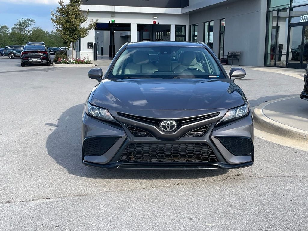 2021 Toyota Camry SE - 39 MPG / APPLE CARPLAY