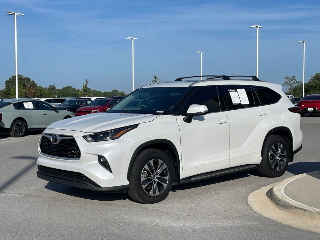 2022 Toyota Highlander XLE - POWER MOONROOF / APPLE CARPLY