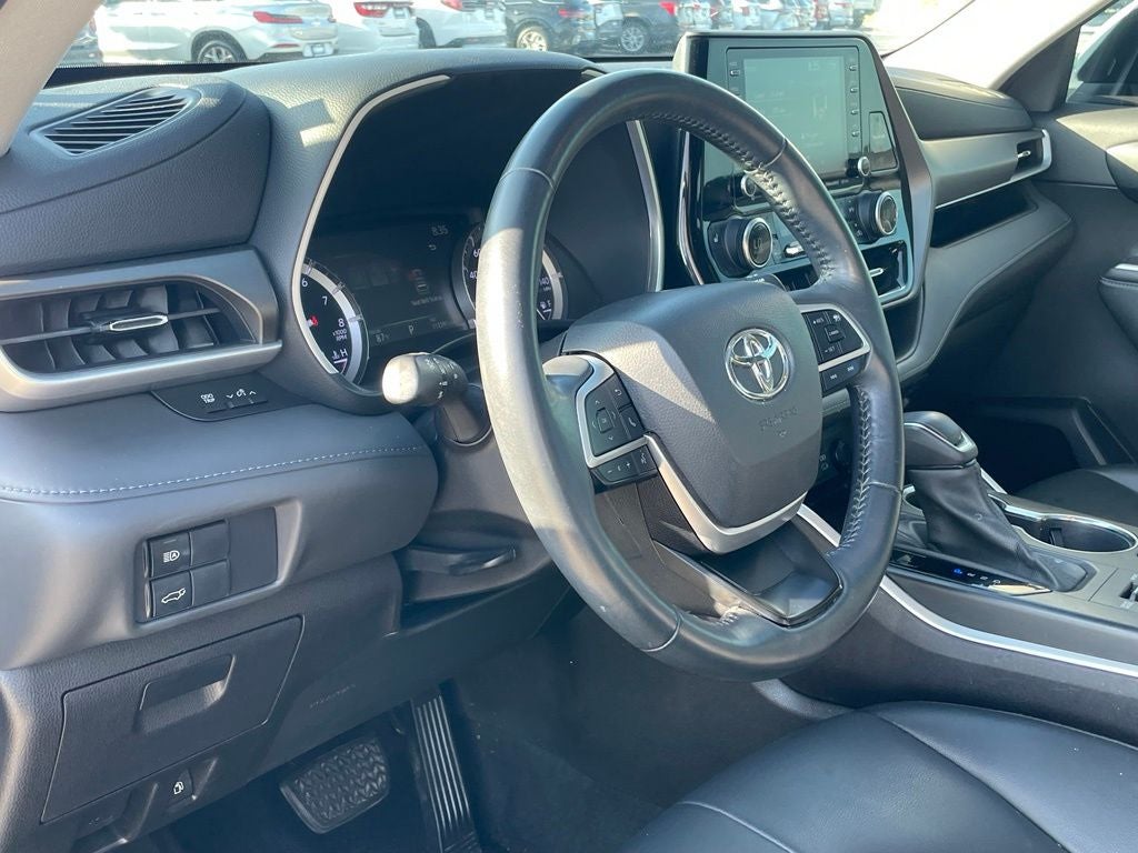 2022 Toyota Highlander XLE - POWER MOONROOF / APPLE CARPLY