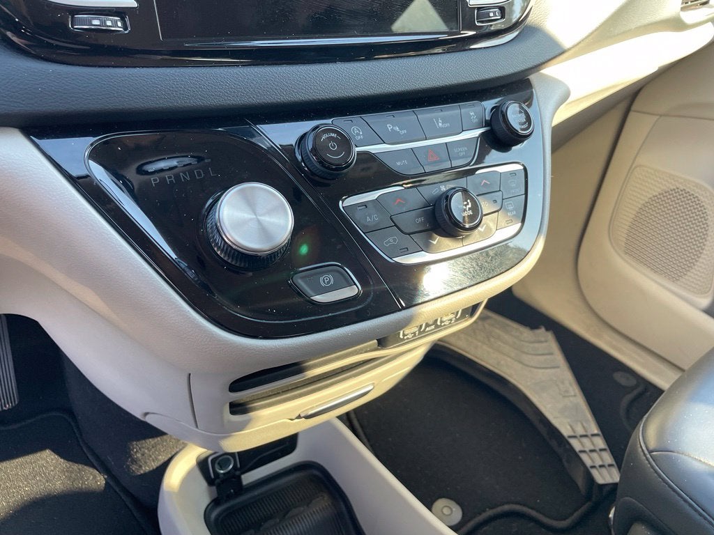 2023 Chrysler Pacifica Touring L Clean CarFax, One Owner, Third Row Seating