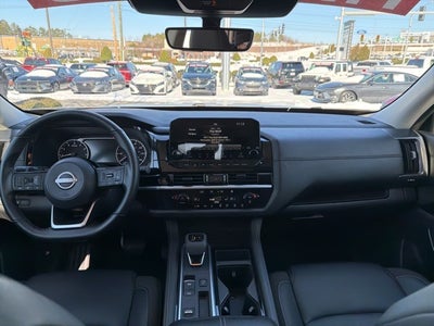 2025 Nissan Pathfinder SL