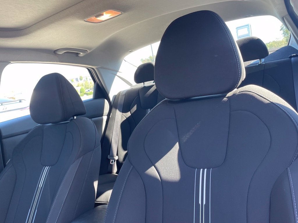 2025 Hyundai Elantra SEL Convenience Moonroof, One Owner