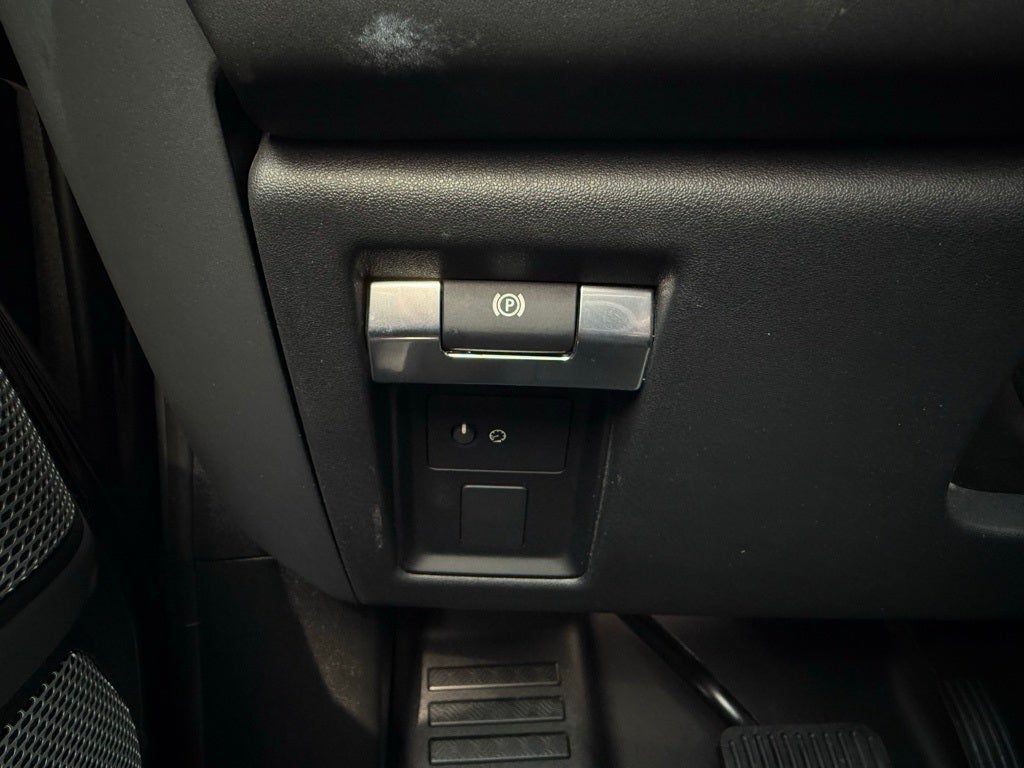 2024 Land Rover Defender 130 X-Dynamic SE