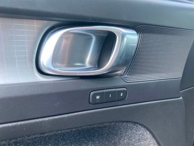 2022 Volvo XC40 Momentum - AWD - PREMIUM PKG