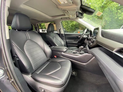 2021 Toyota Highlander XLE CLEAN CARFAX