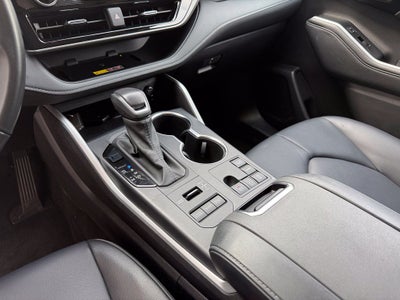 2025 Toyota Highlander XLE - AWD / SUNROOF / CLEAN CARFAX