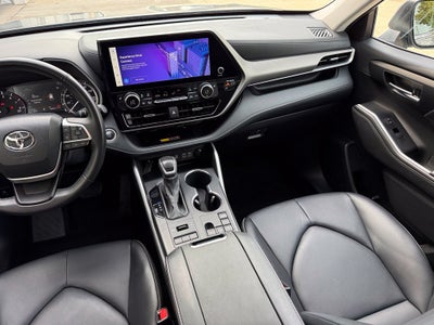 2025 Toyota Highlander XLE - AWD / SUNROOF / CLEAN CARFAX