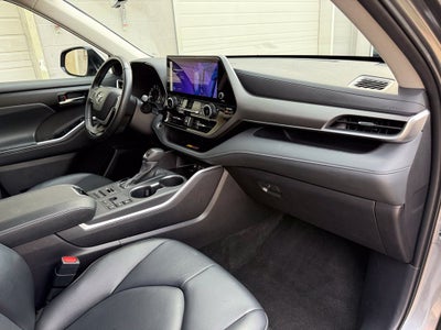 2025 Toyota Highlander XLE - AWD / SUNROOF / CLEAN CARFAX