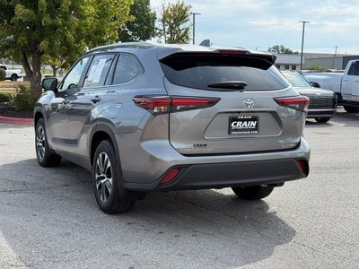 2025 Toyota Highlander XLE - AWD / SUNROOF / CLEAN CARFAX