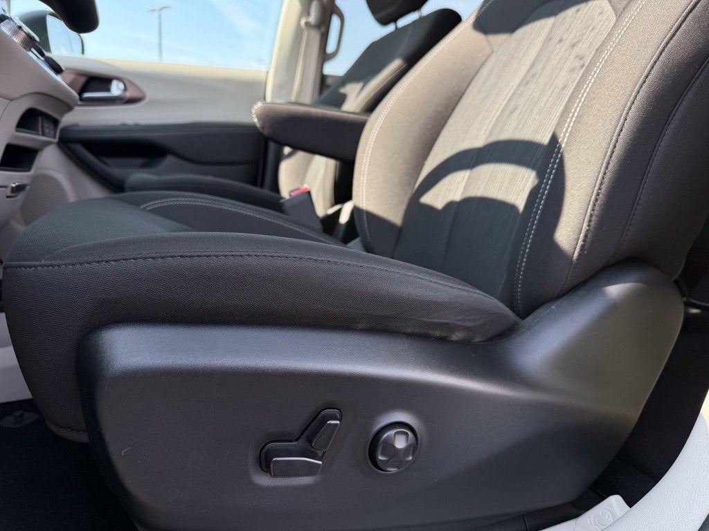 2024 Chrysler Voyager LX