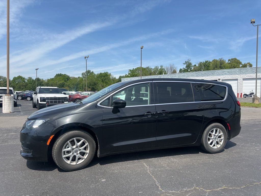 2022 Chrysler Voyager LX