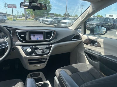 2022 Chrysler Voyager LX