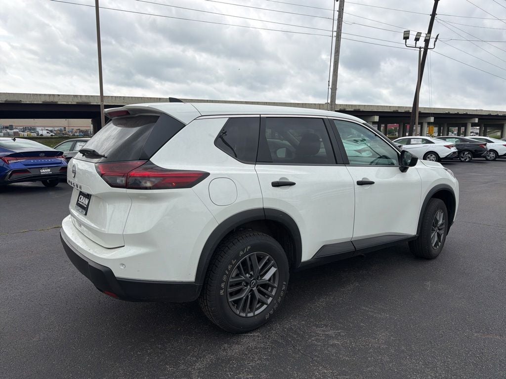 2024 Nissan Rogue S 1-Owner / Blind Spot / Rear Parking Sensors