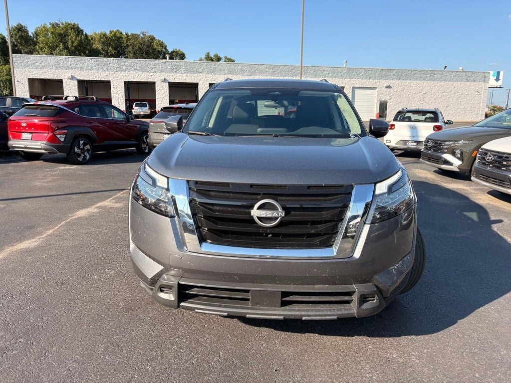 2025 Nissan Pathfinder SV