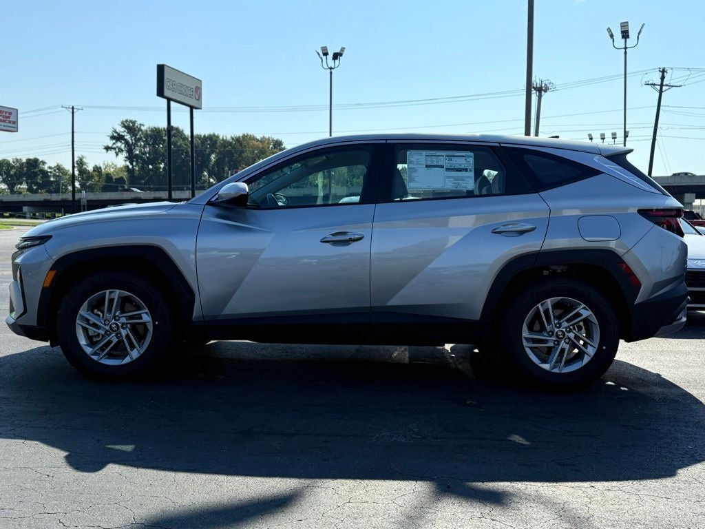 2025 Hyundai Tucson SE SUPER LOW MILES / CLEAN CARFAX / APPLE CARPLAY & A