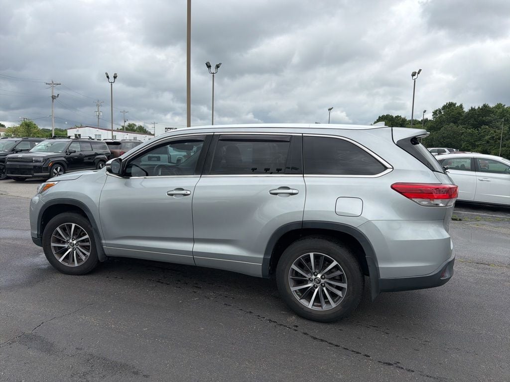 2017 Toyota Highlander XLE Navigation / Clean Carfax / Power Moonroof / 3rd R