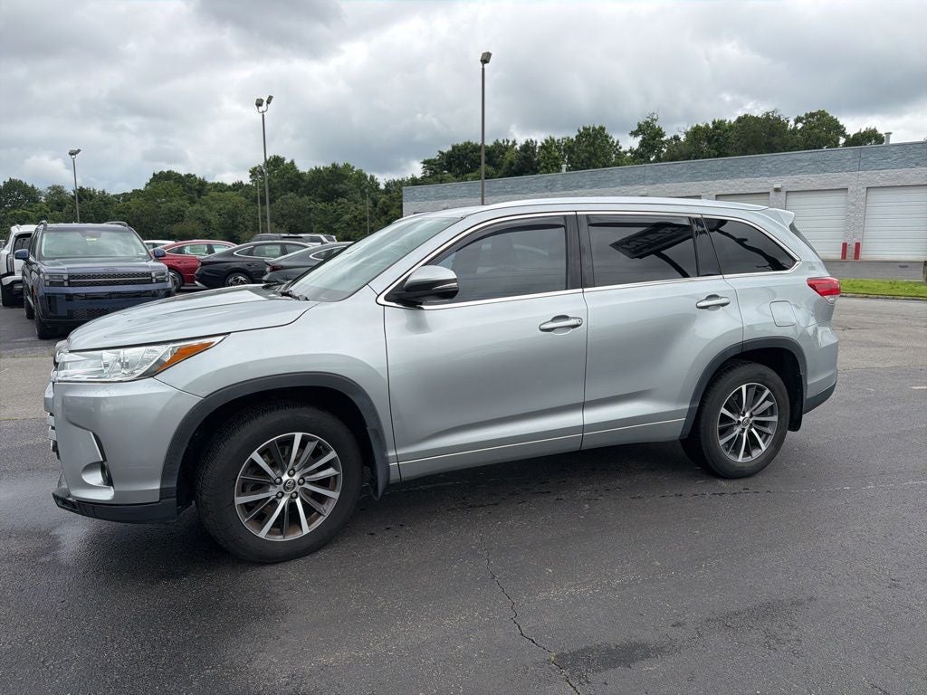 2017 Toyota Highlander XLE Navigation / Clean Carfax / Power Moonroof / 3rd R
