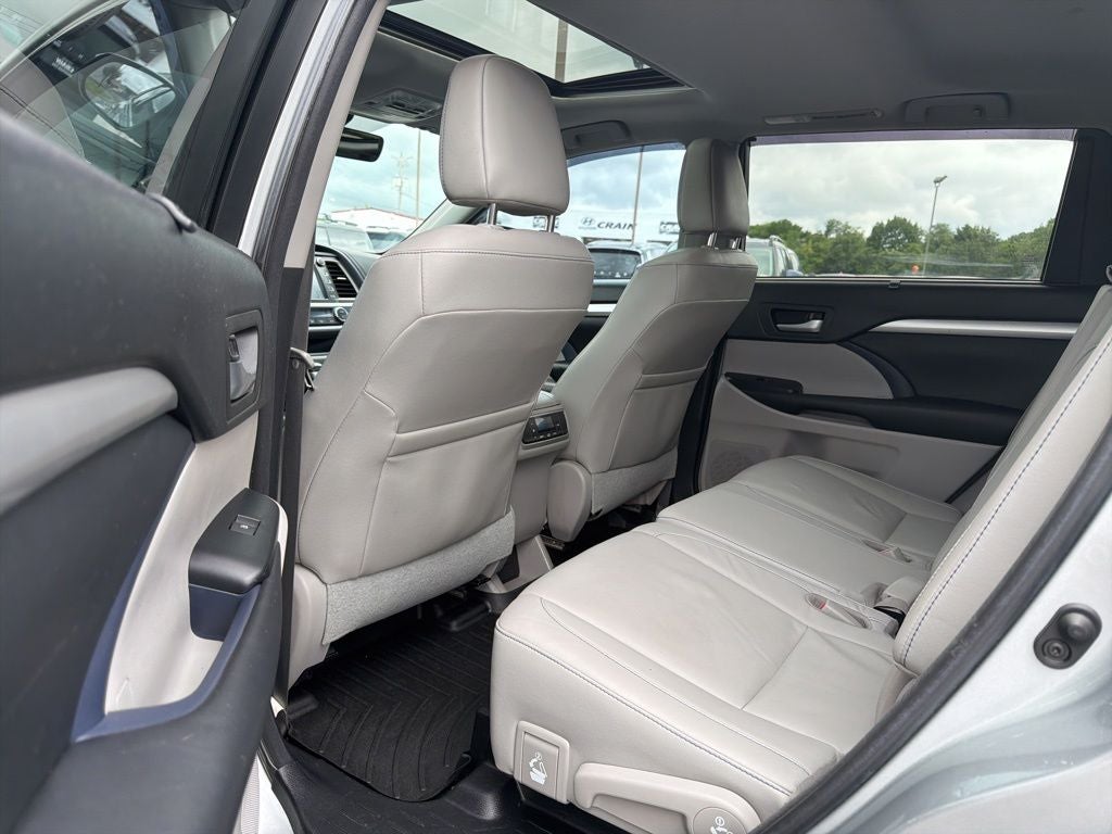 2017 Toyota Highlander XLE Navigation / Clean Carfax / Power Moonroof / 3rd R