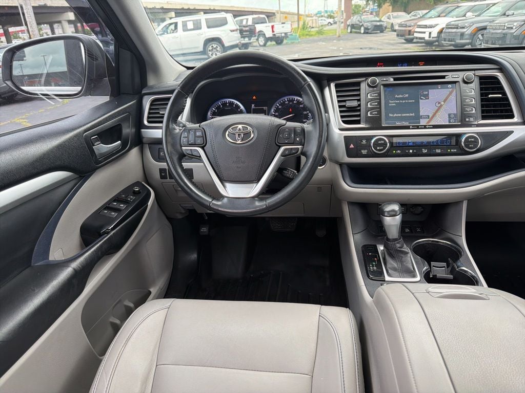2017 Toyota Highlander XLE Navigation / Clean Carfax / Power Moonroof / 3rd R