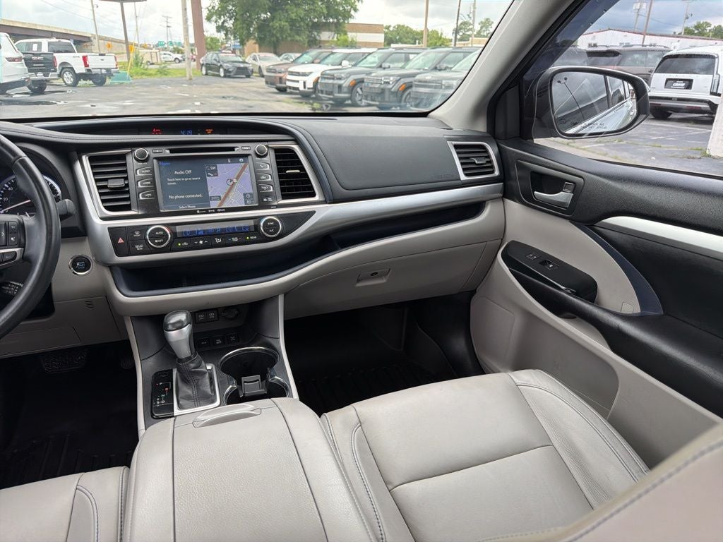 2017 Toyota Highlander XLE Navigation / Clean Carfax / Power Moonroof / 3rd R