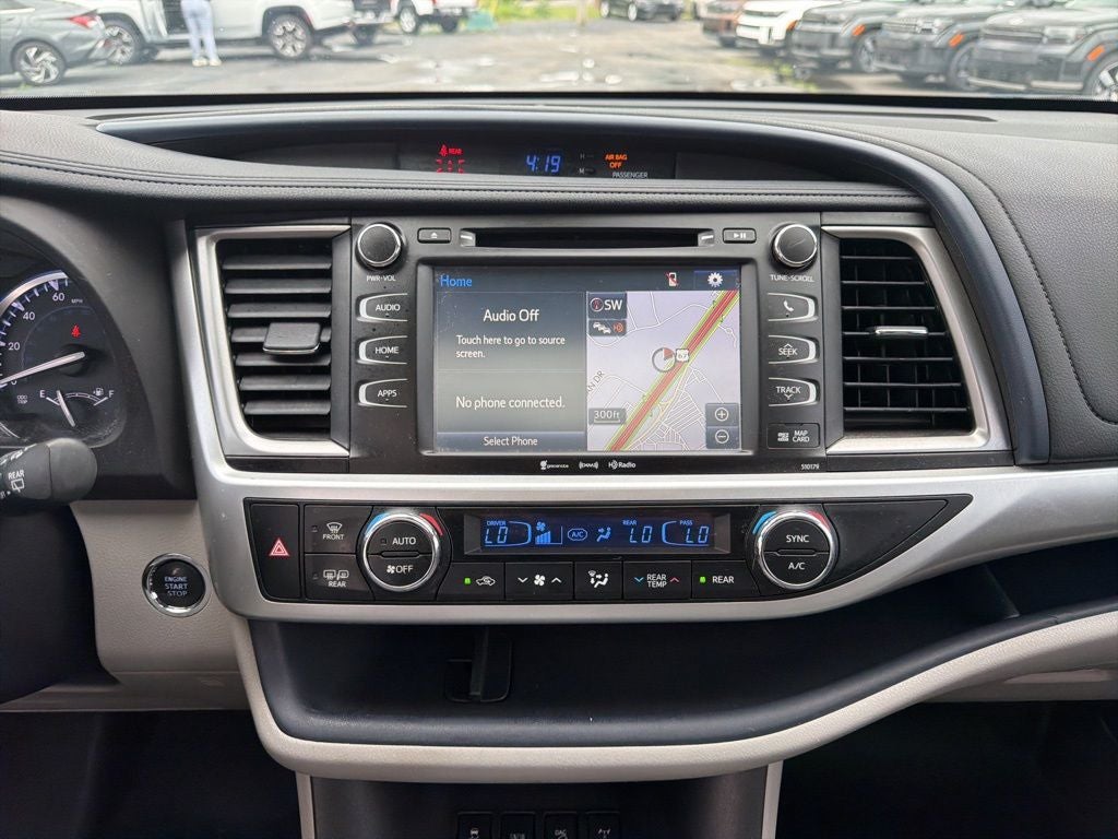 2017 Toyota Highlander XLE Navigation / Clean Carfax / Power Moonroof / 3rd R