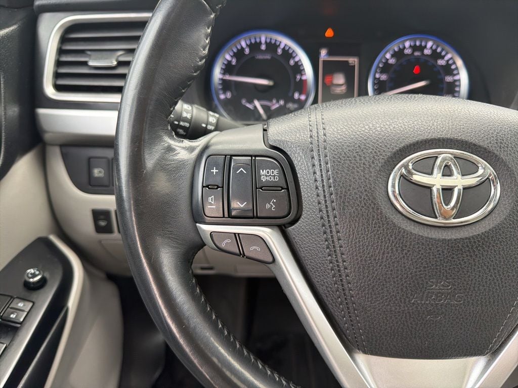 2017 Toyota Highlander XLE Navigation / Clean Carfax / Power Moonroof / 3rd R