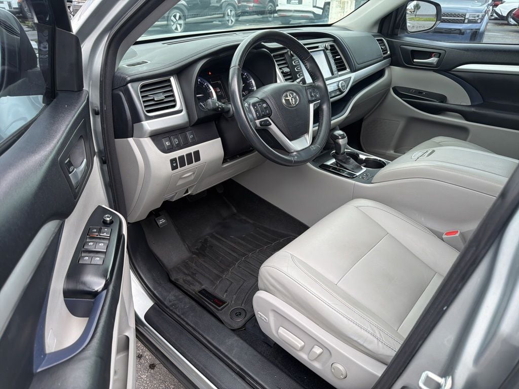 2017 Toyota Highlander XLE Navigation / Clean Carfax / Power Moonroof / 3rd R
