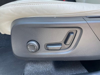 2023 Volvo XC40 B5 Plus Bright Theme