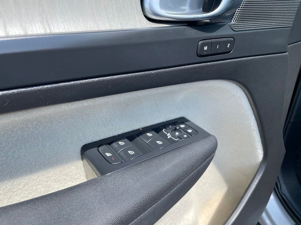 2023 Volvo XC40 B5 Plus Bright Theme