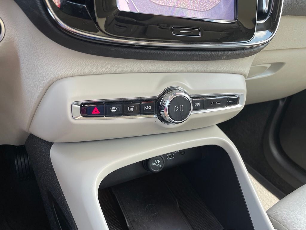 2023 Volvo XC40 B5 Plus Bright Theme