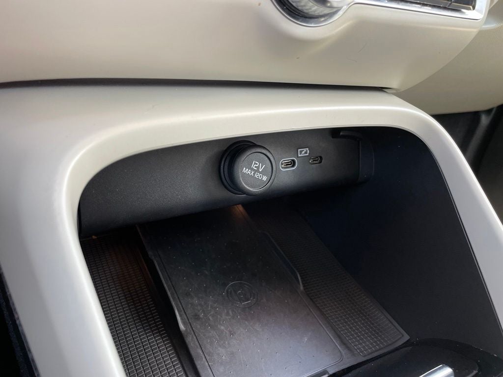 2023 Volvo XC40 B5 Plus Bright Theme