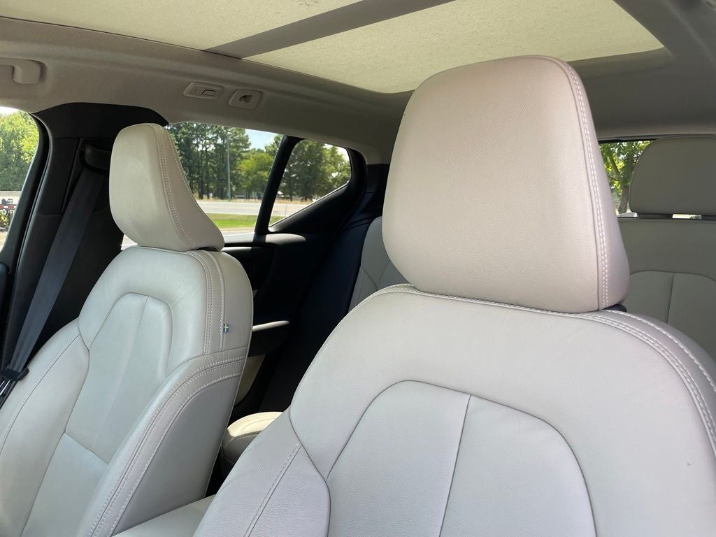 2023 Volvo XC40 B5 Plus Bright Theme