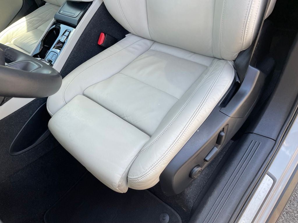 2023 Volvo XC40 B5 Plus Bright Theme