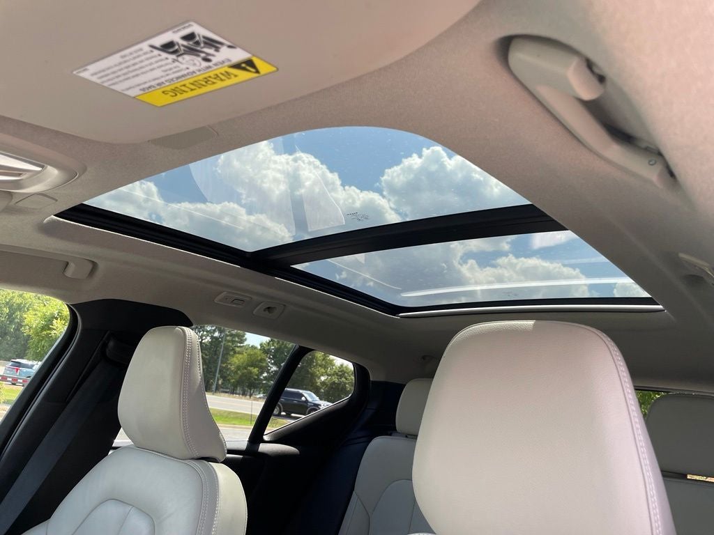 2023 Volvo XC40 B5 Plus Bright Theme