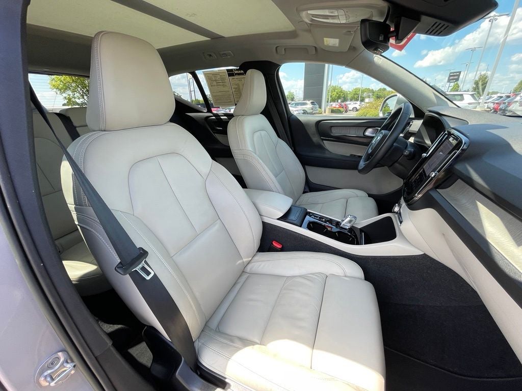 2023 Volvo XC40 B5 Plus Bright Theme