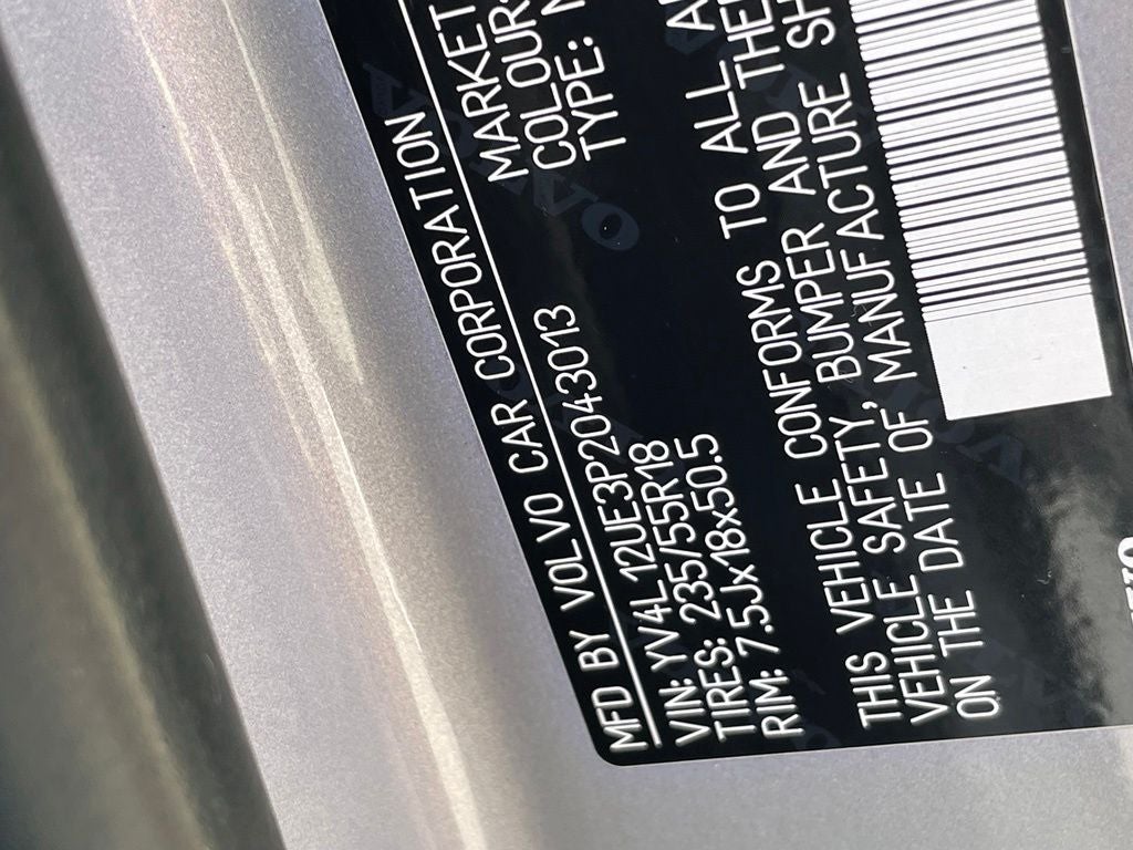 2023 Volvo XC40 B5 Plus Bright Theme