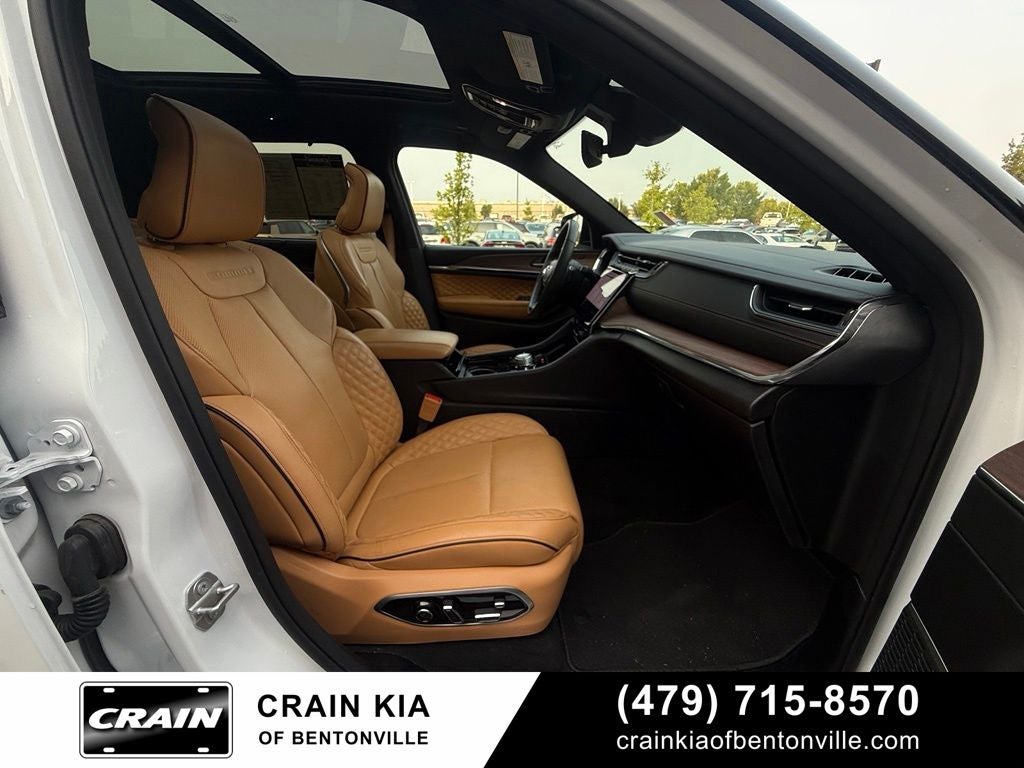 2025 Jeep Grand Cherokee L Summit - 4WD / PANORAMIC SUNROOF / CLEAN CARFAX
