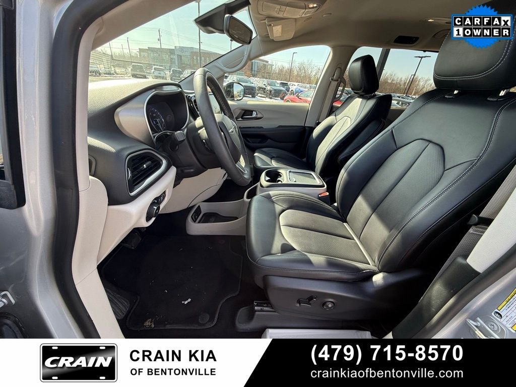 2024 Chrysler Pacifica Touring L - CLEAN CARFAX / ONE OWNER