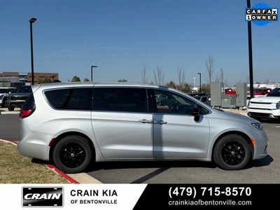 2024 Chrysler Pacifica Touring L - CLEAN CARFAX / ONE OWNER