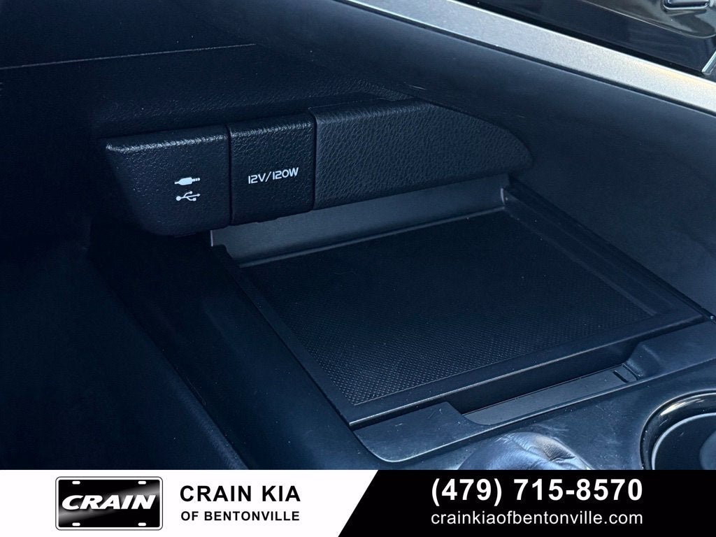 2019 Toyota Camry SE - SUNROOF / CLEAN CARFAX