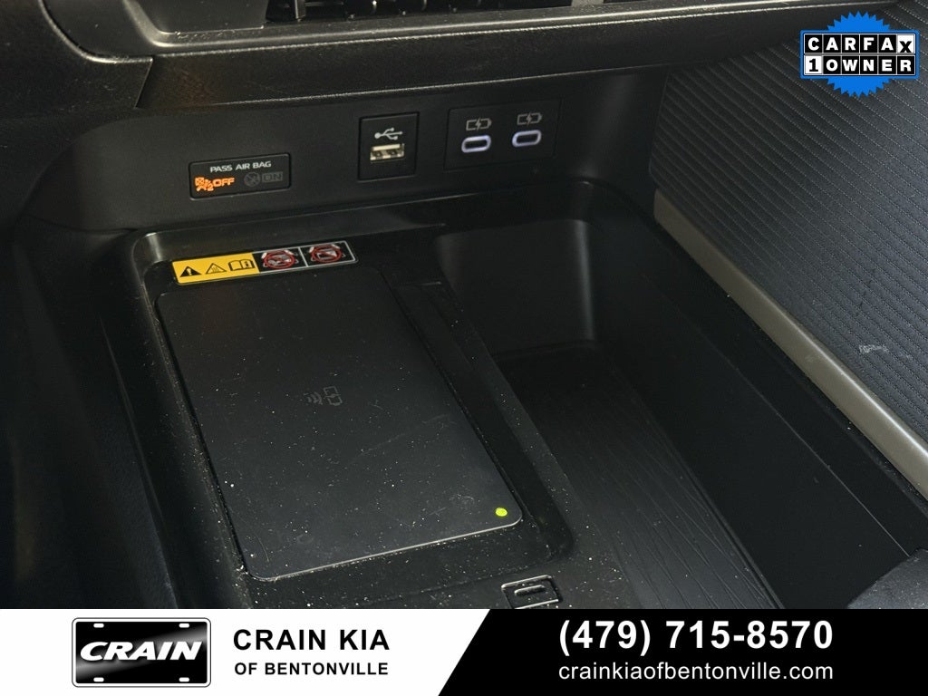 2025 Toyota Camry SE - CLEAN CARFAX / ONE OWNER