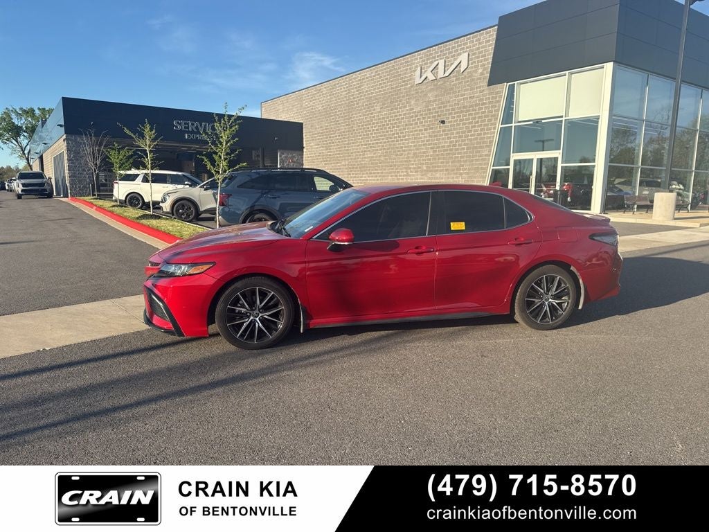 2022 Toyota Camry SE - CLEAN CARFAX / ONE OWNER