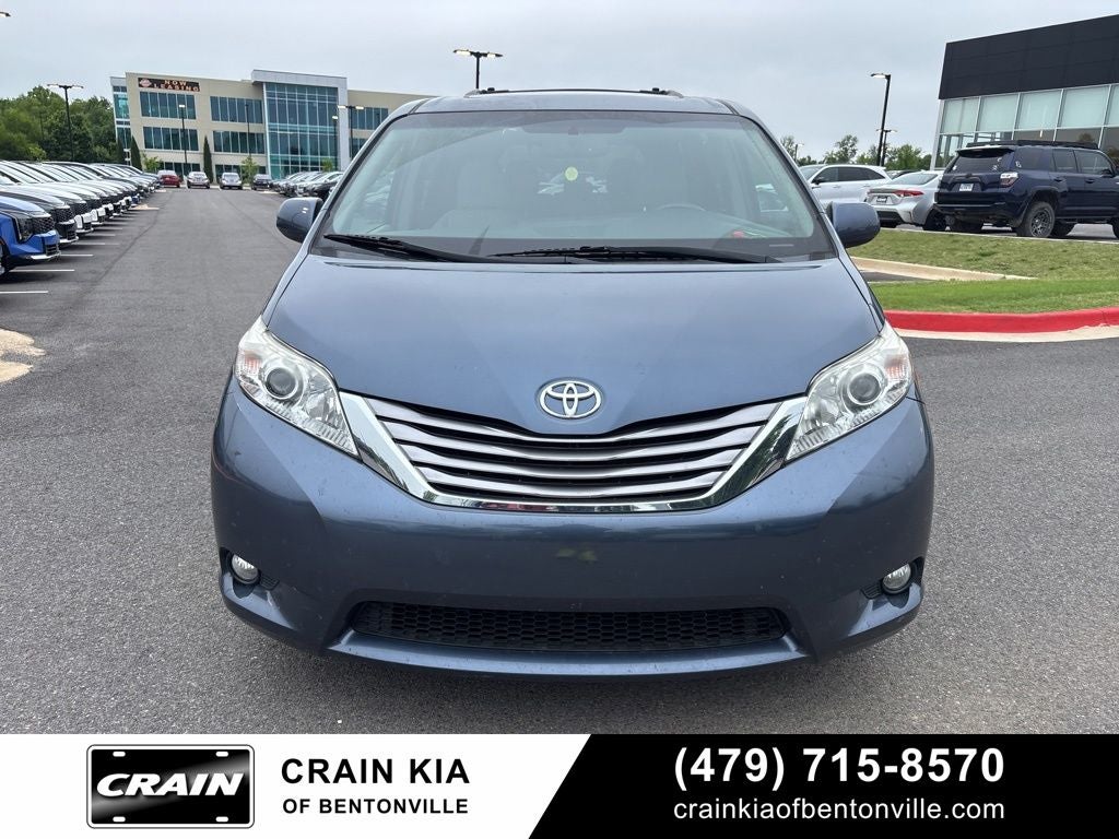 2017 Toyota Sienna XLE - SUNROOF / CLEAN CARFAX / LOW MILES!