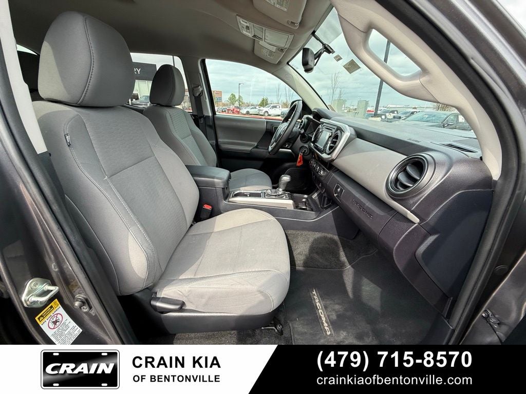 2017 Toyota Tacoma SR5 V6 - 4WD / CARFAX ONE OWNER