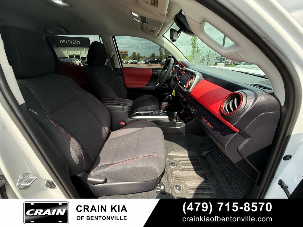 2021 Toyota Tacoma SR5 V6 - 4WD / CLEAN CARFAX / LIFTED!