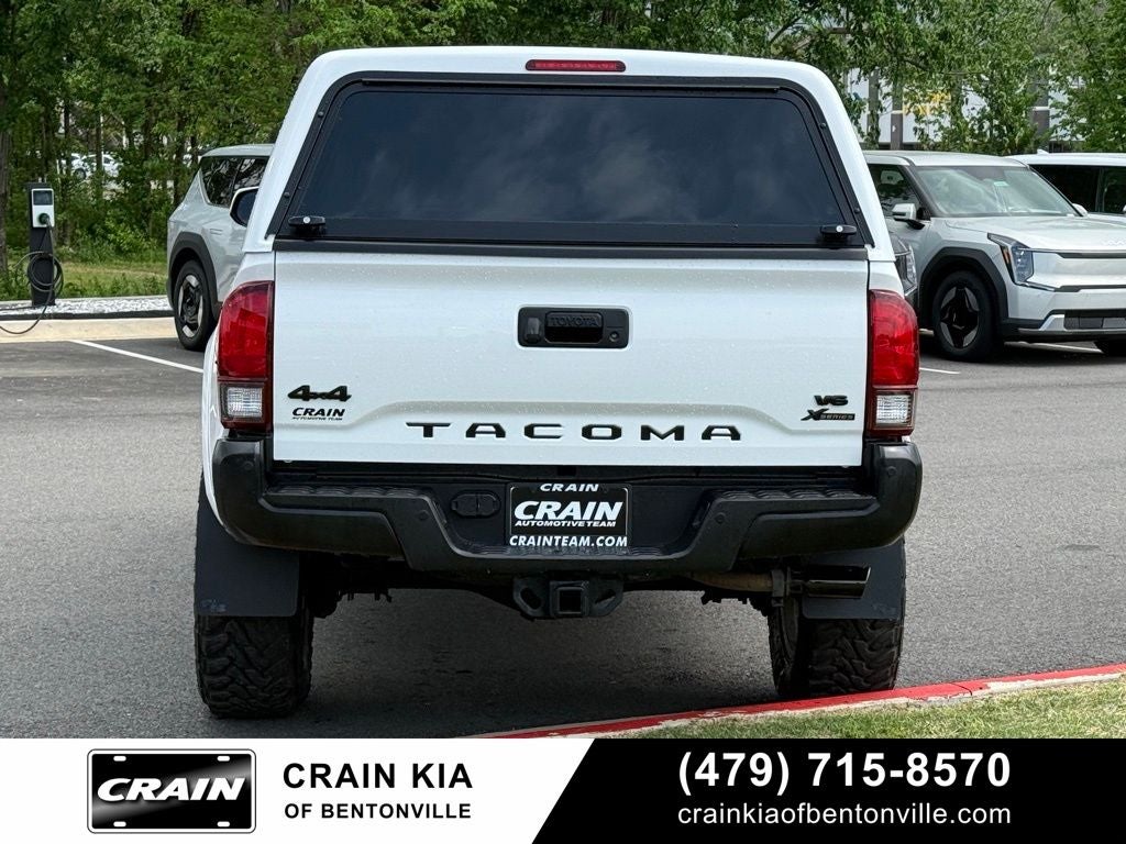 2021 Toyota Tacoma SR5 V6 - 4WD / CLEAN CARFAX / LIFTED!