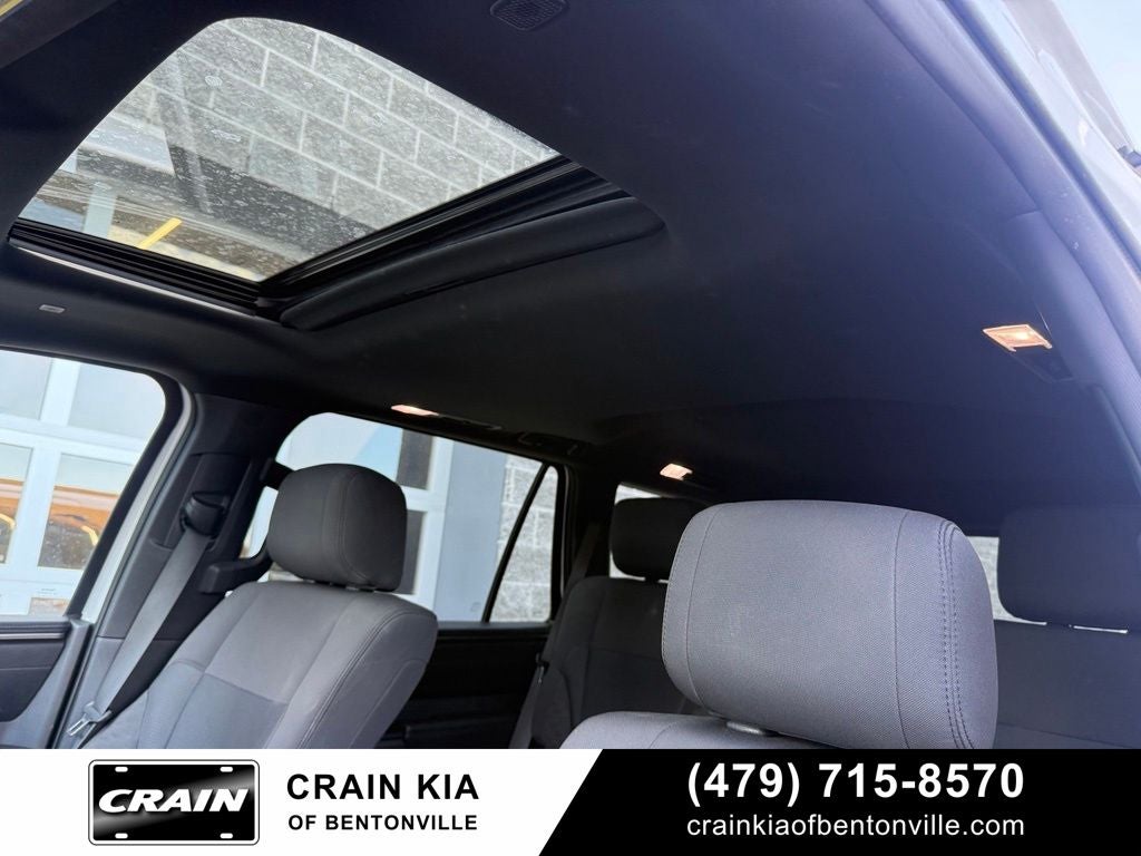 2025 Toyota Sequoia SR5 - 4WD / SUNROOF / CLEAN CARFAX / ONE OWNER