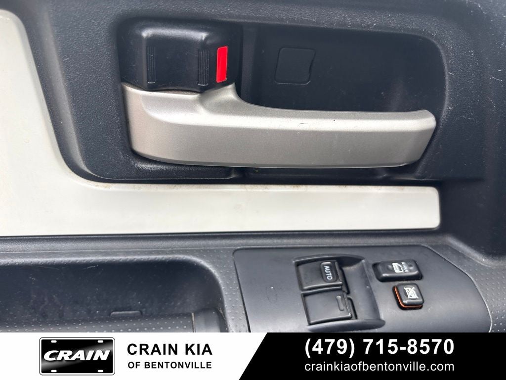 2010 Toyota FJ Cruiser Base - 4WD / CLEAN CARFAX